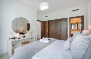 Bright, modern flat on the Marina Promenade