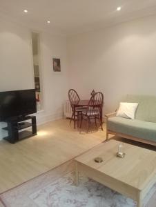 Beautiful apartment in Richmond, Kew London with Free Underground Parking