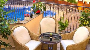 NEXTHOME Chill Out & Pool City Center