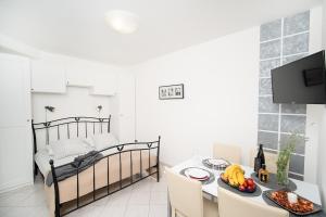 Studio apartment near the waterfront 08