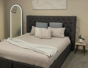 Aurora Melbourne - Light filled, spacious home perfect for a large family or work group