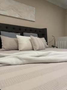 Aurora Melbourne - Light filled, spacious home perfect for a large family or work group