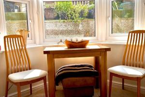 5 Guests - 2 Bedrooms - Free Parking - 1min Beach