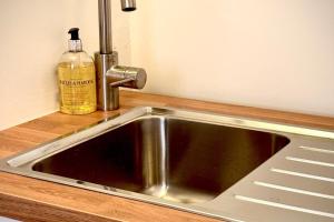 5 Guests - 2 Bedrooms - Free Parking - 1min Beach