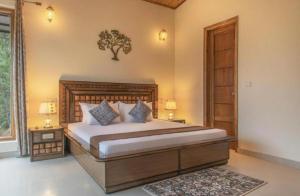 A Bluebell Villa I Jacuzzi I 3 Bedroom Villa With Open Air Lawn & BBQ l Bonfire Available l Kasauli By Exotic Stays