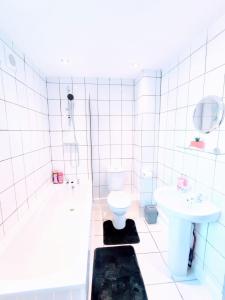 Crystal House Flat 3 - free private parking - metro