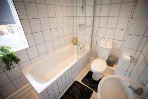 Crystal House Flat 3 - free private parking - metro