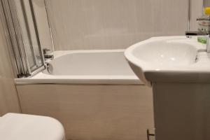 Apartment - Largs - Sleeps 4 - Pet Friendly