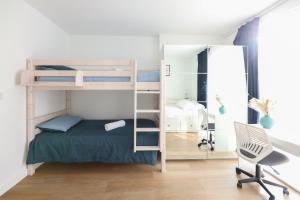 Modern 2-Bedroom Flat with Balcony