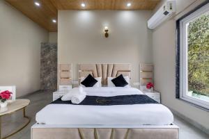 The Rajmahal Retreat I Jacuzzi I Vacations l Pet friendly & 3 Bedroom Villa I Family Events I Sky Bonfire I Kasauli By Exotic Stays