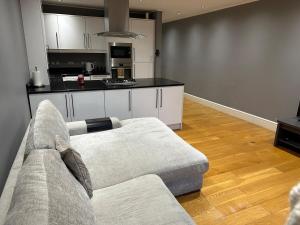 Family-Friendly 2 Bedroom Apartment, Garden, On-Site Parking