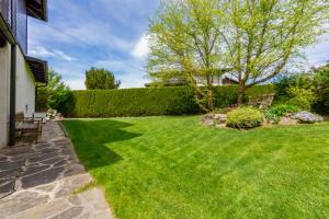 Comfortable and spacious apartment with garden in Mondsee Tiefgarben