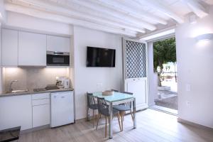 Zoes Villa - Modern Karystos Apartments By The Port & Beach