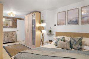 Beautiful Apartment with Parking Central Exeter