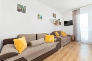 Cozy Studio with a View of the Forest and the Sea in Gdynia by Noclegi Renters