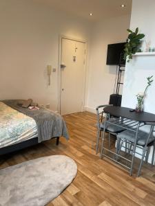 City Chic Stay 15 min walk to Westfield