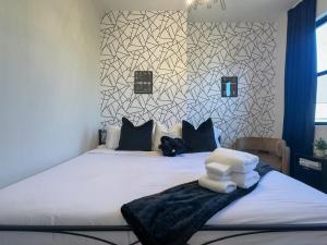 Pristine House, Sleep 21, Park 2 cars FREE, 20 PERCENT OFF