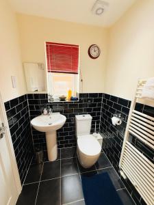 4BD Spacious detached House in Birmingham suitable for Contractors and familys with free parking on private drive sleeps 9