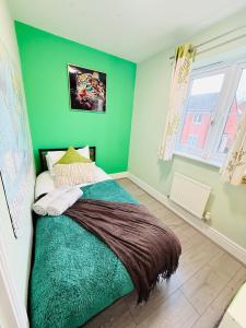 4BD Spacious detached House in Birmingham suitable for Contractors and familys with free parking on private drive sleeps 9