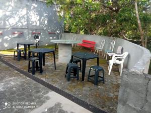 4-bedroom farmhouse, 2 suites, large outdoor space