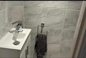 Southgate Home - Sleeps 12 - Parking - Central