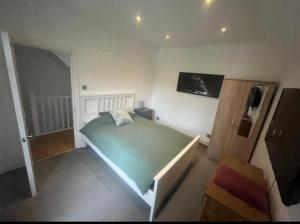 6 bedroom, North London Home - Sleeps 12 - Parking - Central location
