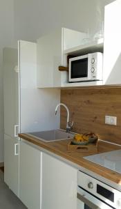 Nour, Modern High-Ceiling Retreat with Pool in Plaka Naxos
