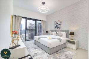Vogue Vacation Homes, Downtown Act One near Burj Khalifa and Dubai Mall, Two Bedroom Apartment with Balcony and City Skyline View, Access toAmenities