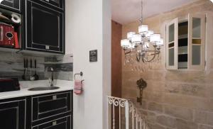 Traditional Maltese Private Maisonette with Front Balcony - Valletta
