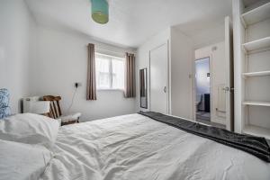 Bright 2-bed Bristol home with garden and parking