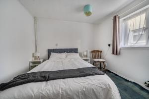 Bright 2-bed Bristol home with garden and parking