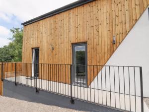 The View - Peaceful Duplex Apartment with Views, Parking & Wifi