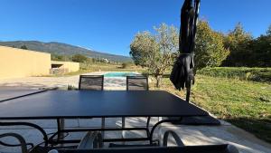 Le Mas des Grillons, mas rénové entièrement climatisé avec piscine et vue Ventoux