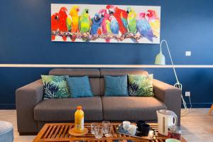 Parrots by La clé des expos in Paris