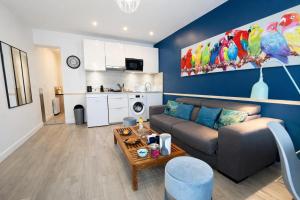 Parrots by La clé des expos in Paris