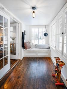 The Swiss Hill Farmhouse - 5 Bedrooms w Hot Tub