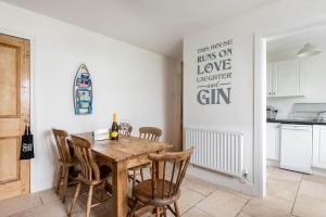 Gin OClock Mevagissey Level Walk to Harbour