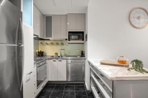 2BR CBD Zen Retreat - Pool, Sauna, Steam & Gym