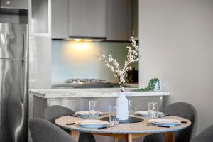 2BR CBD Zen Retreat - Pool, Sauna, Steam & Gym