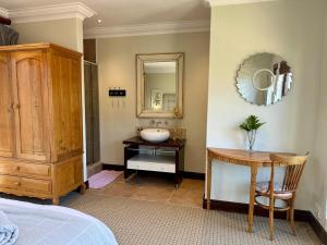 Quiet Business Stay with Stunning Pool