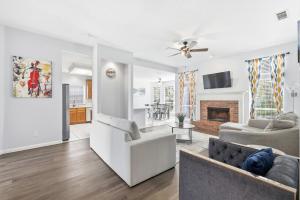 Bright & Cozy 4BR Home w Movie Room & Backyard