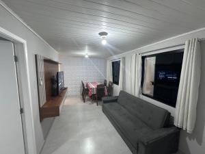 CASA EM CAIOBÁ - 600M DA PRAIA MANSA - PARA 8 PESSOAs