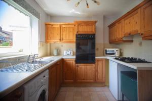 Hereford Long Term Comfortable Accommodation, 4 bedrooms with Parking