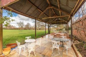 Beautiful Cottage with Large Garden & Parking