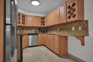 Amazing Views, New Condo on beach w Heated Pool