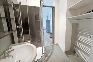 Apt 2, 1er étage, large studio tout confort et climatisé avec une terrasse commune dans un immeuble historique au cachet unique