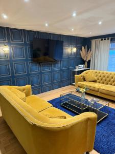 Large stylish home with Games room 5 bedroom sleeps 11 free WiFi and parking