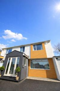 Large stylish home with Games room 5 bedroom sleeps 11 free WiFi and parking