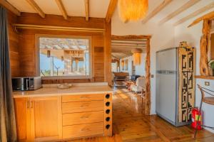 Domaine de 3 chalets avec piscine et la vue Océan