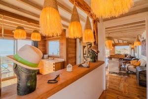 Domaine de 3 chalets avec piscine et la vue Océan